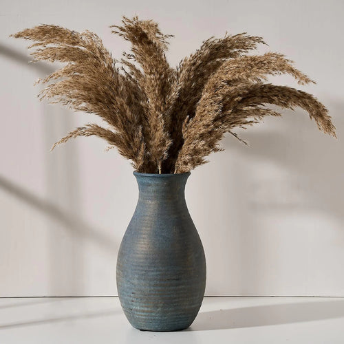 Keramikvase im rustikalen Antik-Stil